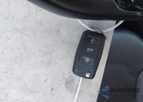 2018 Volkswagen Passat 2.0T R-Line/2.0T S z USA, uszkodzony, nr VIN 1VWAA7A35JC022477